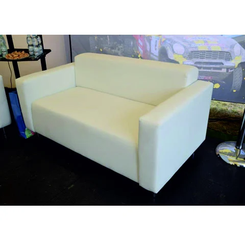 Sofa biała dwuosobowa na wynajem w Szczecinie
